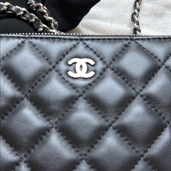Chanel A82527 Matelasse W Zipper Chain Wallet Lambskin Black w/ silver hardware - Picture 2 of 11